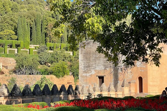 2-Hour Guided Tour of Alhambra Gardens and Alcazaba in Granada - Generalife: gardens, fountains, and the water staircase payoff