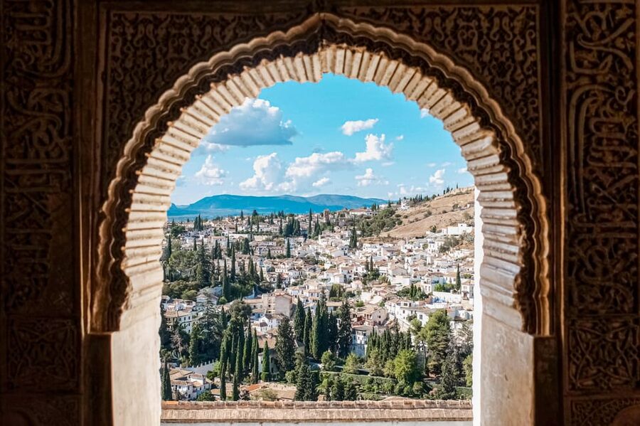 Albayzín: Granada's Albayzín Tour with Food Tasting - Albayzín in 2.5 hours: what you’re really buying