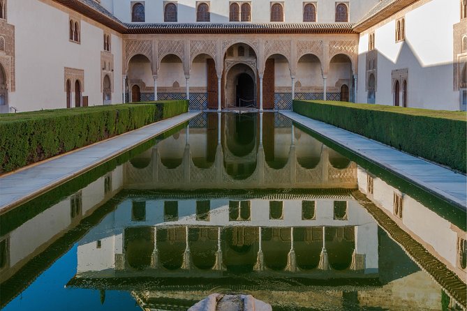 Alhambra and Albaicin Private Tour with official Guide - Meeting at El Generalife: Where Your Day Starts