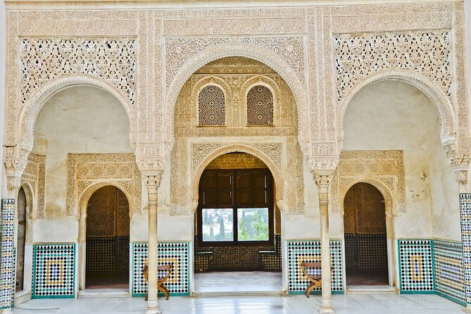 Alhambra and Albaicin Private Tour with official Guide - El Bañuelo: A Preserved Bathhouse Moment