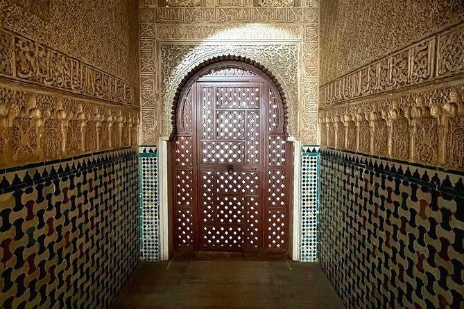 Alhambra and Nasrid Palaces Guided Tour with Tickets - Alcazaba (30 minutes): fortifications and a guided imagination