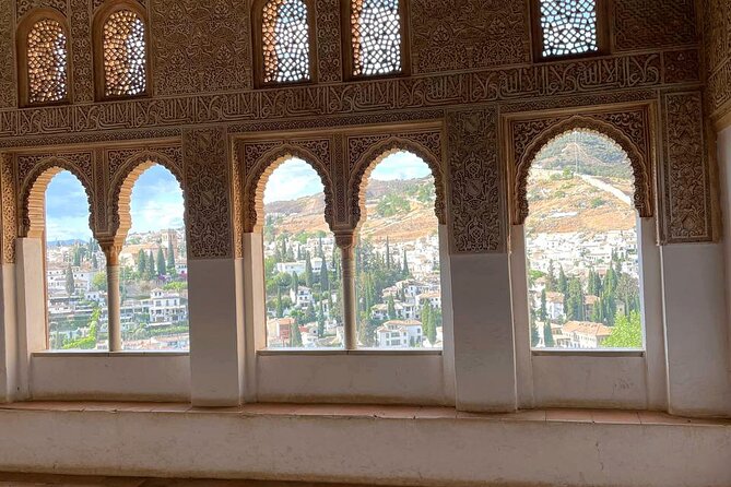 Alhambra and Nasrid Palaces Guided Tour with Tickets - Nasrid Palaces (75 minutes): sultans, courtyards, and court life
