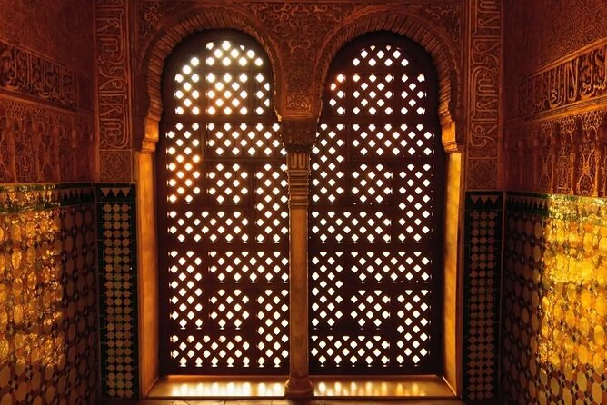 Alhambra and Nasrid Private Walking Tour with Food Tasting - Entering the Alhambra Fast at a 10:00am Meeting Point
