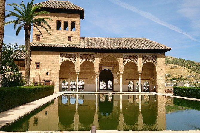 Alhambra &Charles Palace Guided Tour with Optional Nasrid Palaces - Timing, group size, and where the tour ends