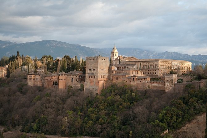 Alhambra: Complete Guided Tour with Nasrid Palaces Tickets - Generalife: the king’s holiday palace and the sound of water