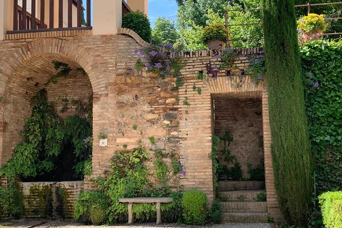 Alhambra: Complete Guided Tour with Nasrid Palaces Tickets - Alcazaba: military walls, then suddenly the best views