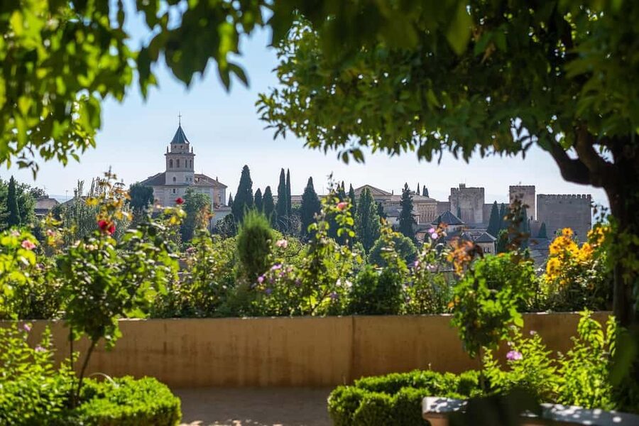 Alhambra: complete private tour with official tour guide and tickets - Alcazaba towers: fortress energy and Granada’s viewpoint