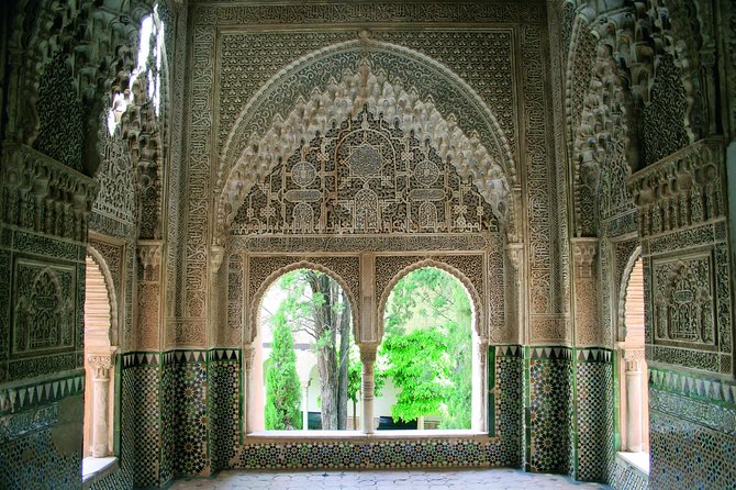 Alhambra Complete: Ticket Skip-the-Line Nasrid Palace and Generalife with Guide - Palace of Charles V: A Quick Renaissance Contrast