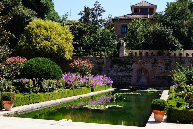 Alhambra Complete: Ticket Skip-the-Line Nasrid Palace and Generalife with Guide - Generalife: Royal Retreat Gardens and the Food-Garden Connection