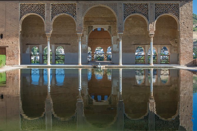 Alhambra & Generalife: Exclusive 3-Hour Private Tour with Tickets Included - Sala de las Dos Hermanas: The Dome and the Verses