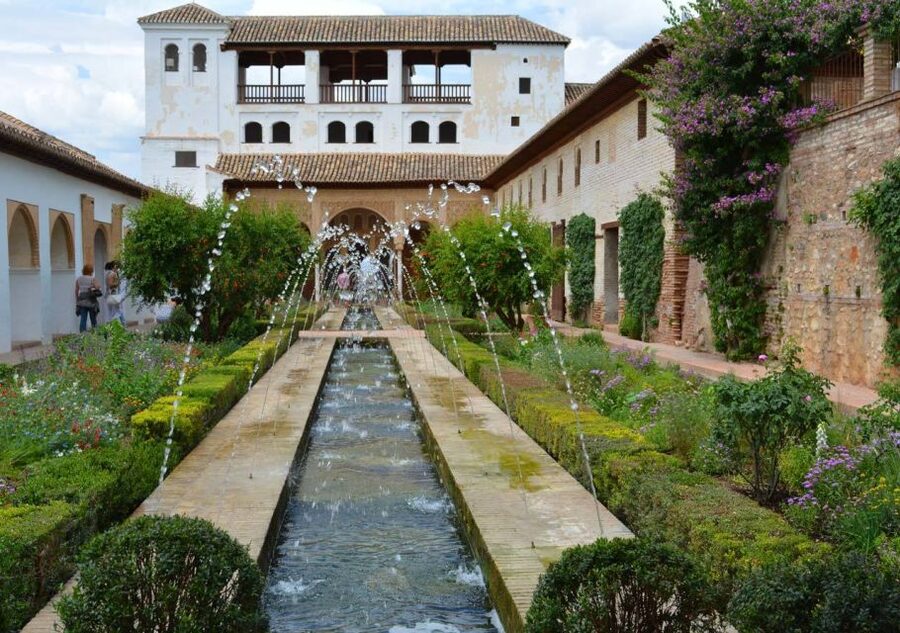 Alhambra & Generalife: Exclusive 3 hours Private Tour - Nasrid Palaces: Ceilings, Pools, and the World of Sultans