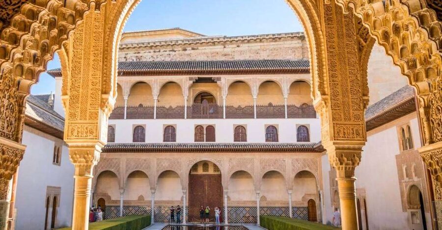 Alhambra & Generalife: Exclusive 3 hours Private Tour - Alcazaba and the Albaycín Views: Granada From the Fortified Walls