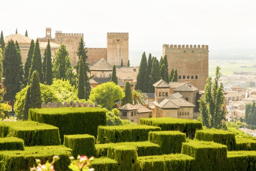Alhambra: Generalife Gardens & Alcazaba Fast-Track Tour - Generalife gardens and the summer palace: fountains, flowers, and shade