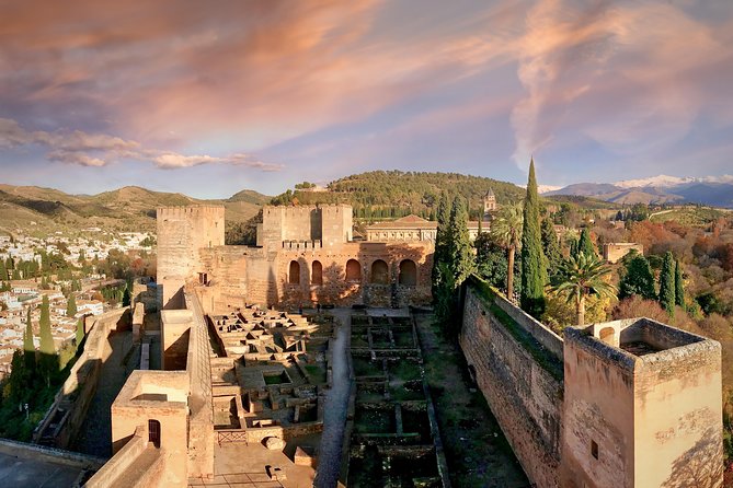 Alhambra & Generalife Skip the line Small Group including Nasrid Palaces - Quick hits before you go