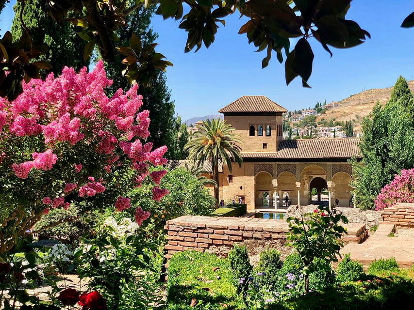 Alhambra: Guided Private Tour with Fast-Track Entry - Palace of Charles V: The Christian Interruption That Matters