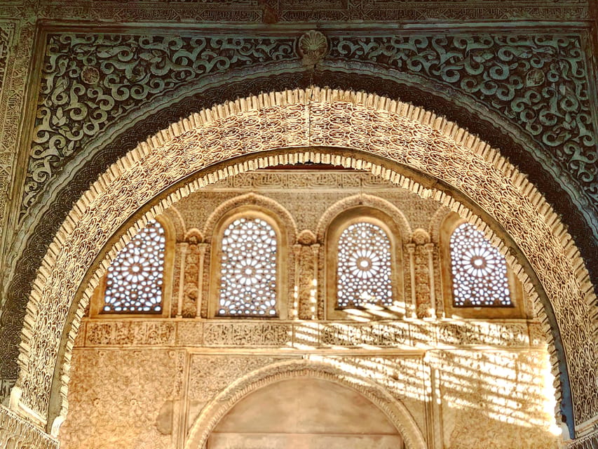 Alhambra: Guided Private Tour with Fast-Track Entry - Generalife Gardens: Calm Water, Shade, and Perspective