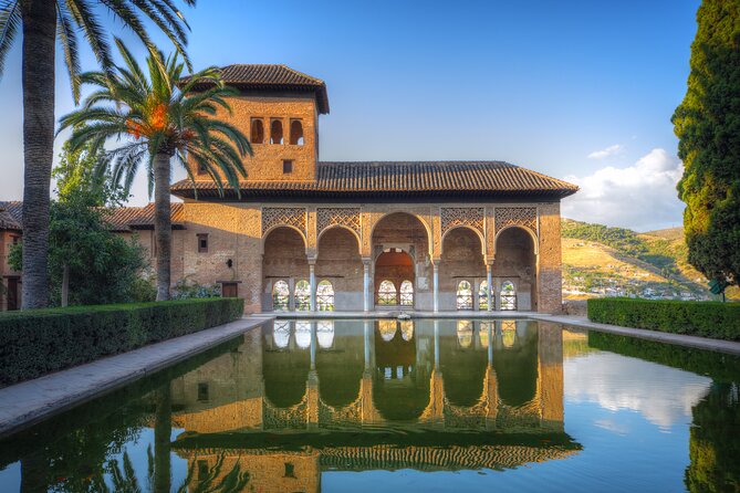 Alhambra : Guided Tour & Ticket Nasrid Palaces Guaranteed - Palace of Carlos V: The Renaissance Pause in the Middle