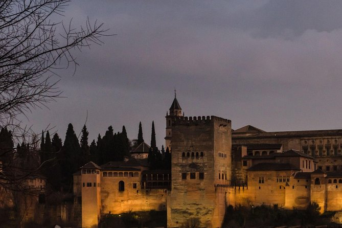 Alhambra Legend Tour - Start at Pilar del Toro: Find the Meeting Point, Then Set Your Mind