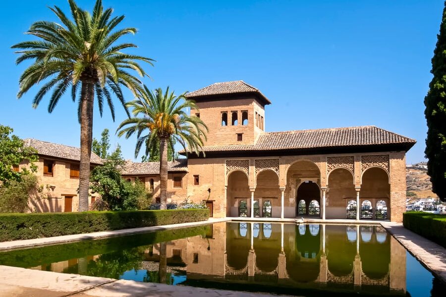 Alhambra & Nasrid Palace: Private Tour with Tickets - Alcazaba and Nasrid Palaces: where power meets art