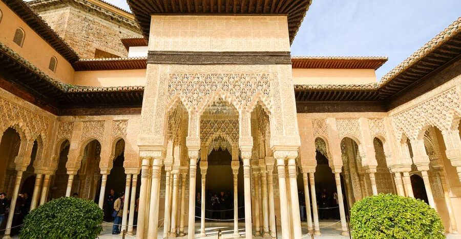 Alhambra, Nasrid Palaces, and Generalife 3-Hour Guided Tour - Charles V Palace: A Different Look, the Same Big Story