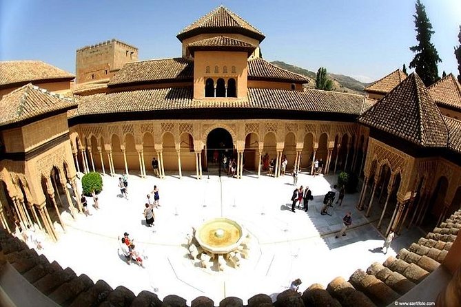 Alhambra, Nasrid Palaces, Generalife & Alcazaba Private Tour - Generalife Gardens: a royal vacation home built around water