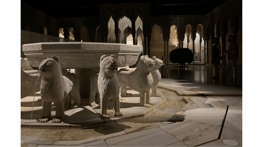 Alhambra: Nasrid Palaces Guided Night Tour without tickets - Palacio de Carlos V at night: Renaissance calm inside a Moorish complex