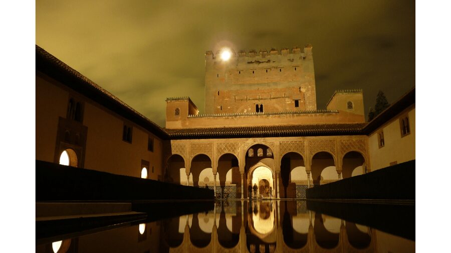 Alhambra: Nasrid Palaces Guided Night Tour without tickets - Who should book this Alhambra night tour