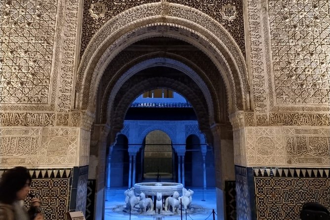 Alhambra: Night Visit to Nasrid Palaces - Meeting point and timing: the part that can make or break the night