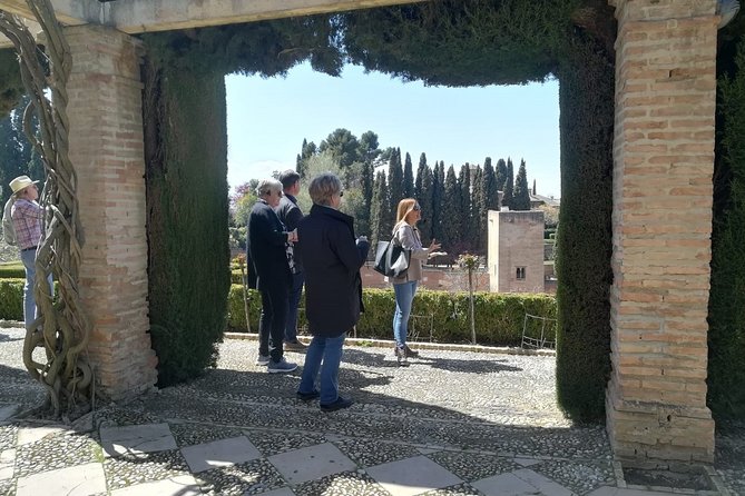 Alhambra Private Tour and Skip the Line Ticket and Official Guide - Generalife Gardens: more than a scenic break