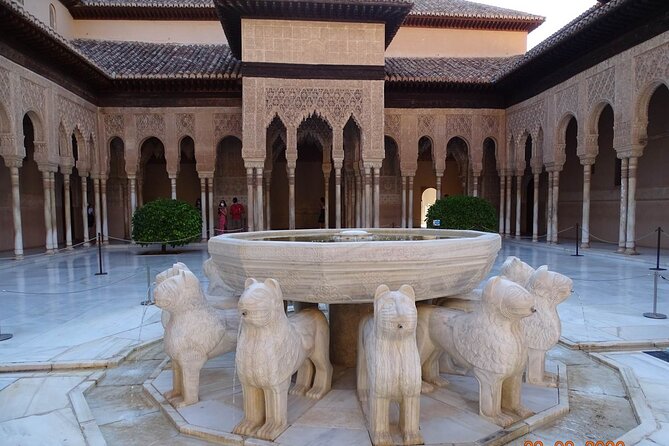 Alhambra Private Tour: Nasrid Palaces and Generalife - Entering the Alhambra: the citadel setting first