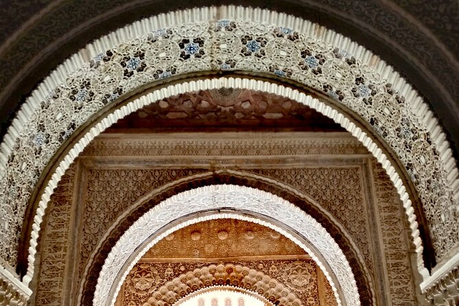 Alhambra Private Tour: Nasrid Palaces and Generalife - Nasrid Palaces: turning ornament into something you can understand