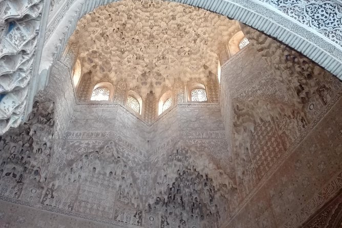 Alhambra private tour (without tickets) total/group Max 15 people - A 2.5-hour guided flow through the palatine city