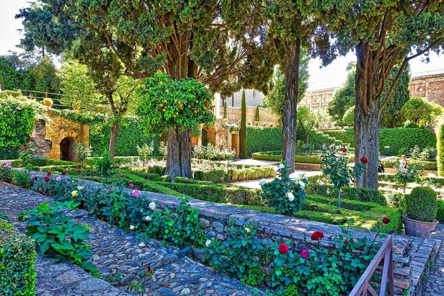 Alhambra's Gardens: Generalife, Partal, Alcazaba, & Carlos V - After the gardens: Medina workshop vibes along Calle Real