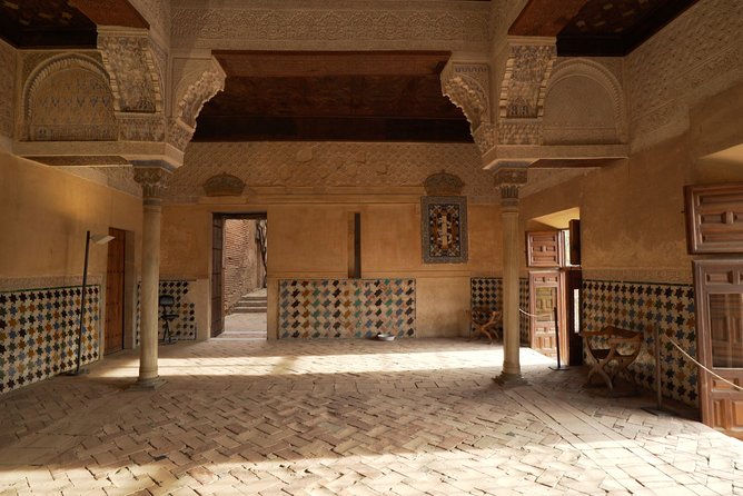 Alhambra: Small Group Tour with Local Guide & Admission - Nasrid Palaces: the rooms people travel across the world for