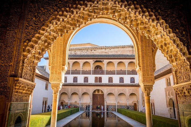 Alhambra: Small Group Tour with Local Guide & Admission - Palace of Charles V: a short stop that adds perspective