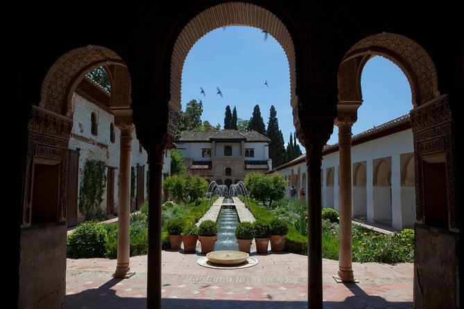 Alhambra: Small Group Tour with Local Guide & Admission - Generalife Gardens: where the pace feels gentler