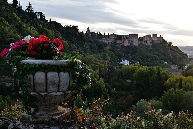 Alhambra Sunset Tour: Generalife, Alcazaba & Albaicín - Why this Alhambra Sunset Tour works when the city calms down