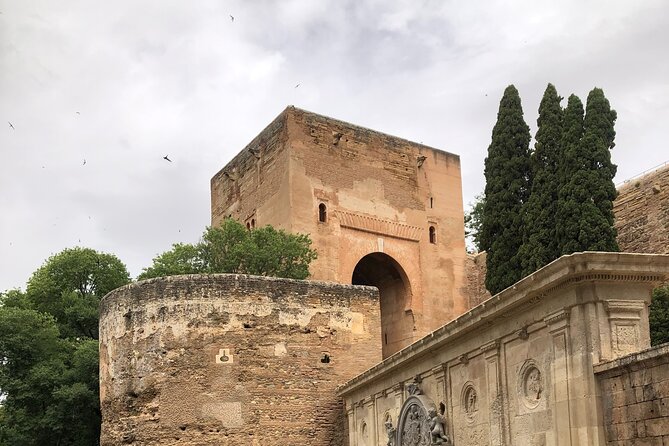 Alhambra Surroundings Guided Tour - Palace of Carlos V: A Clear Architectural Contrast
