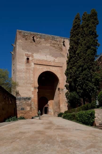 Alhambra Surroundings: History, Architecture and Legends - Justice Gate and the defensive secrets you can actually see
