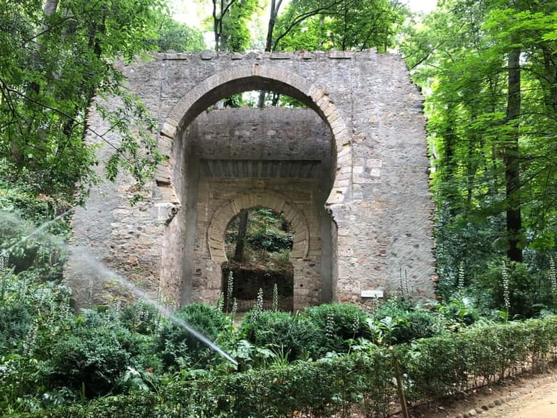 Alhambra Surroundings: History, Architecture and Legends - Puerta de la Justicia and the Alhambra wall: where the story feels close