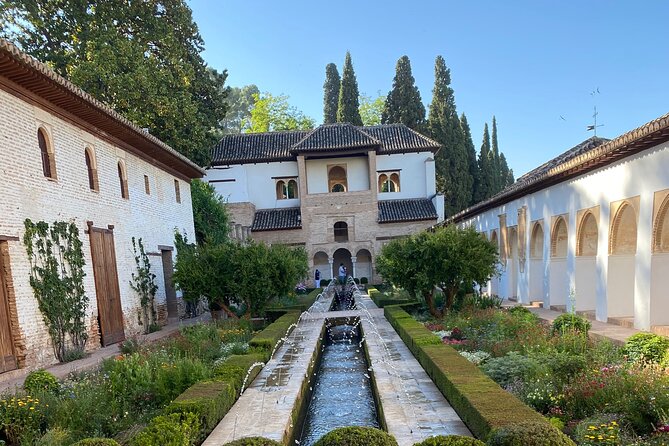 Alhambra tickets with Nasrid Palaces + Tourist Train - Price and value: when paying extra actually makes sense