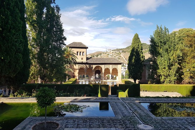 Alhambra Tour :Generalife Gardens ,Palaces and towers.Skiptheline - Key takeaways before you go