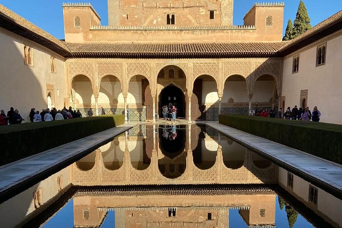 Alhambra Tour & ticket: Nasrid Palaces, Alcazaba & Generalife - Photo Help and Family-Friendly Thinking