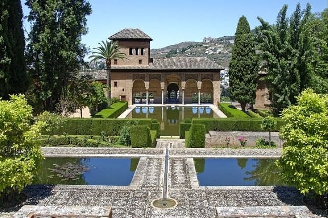 Alhambra: tour with Nasrid Palaces. Admission not included - Price and logistics: where the real cost comes from