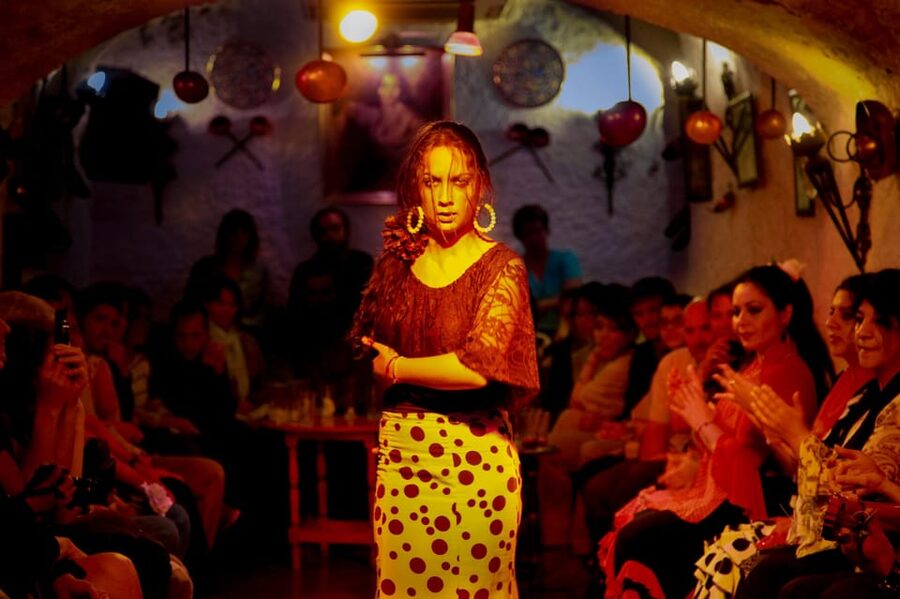 Flamenco Show: Zambra in Cuevas del Sacromonte - The Zambra Circle: How the Layout Helps You See More