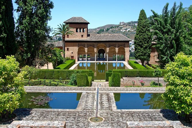 Full Alhambra Tour with Official Guide - Group Size and Comfort: Small Enough to Hear, Large Enough to Feel the Crowd