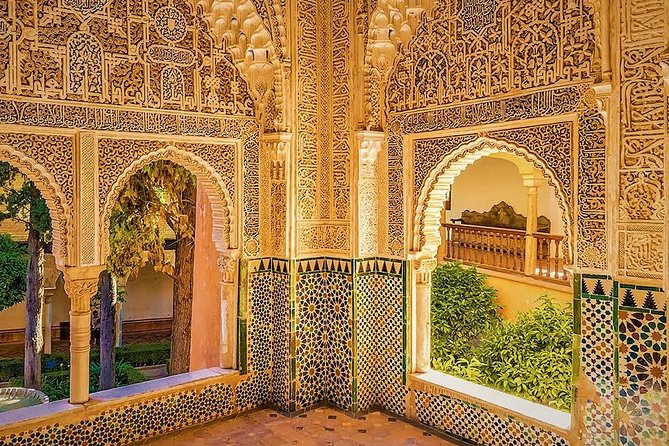 Full Alhambra tour with preferential access (SPANISH language) - Stop 1: The Alhambra Orientation That Makes the Complex Feel Map-Like