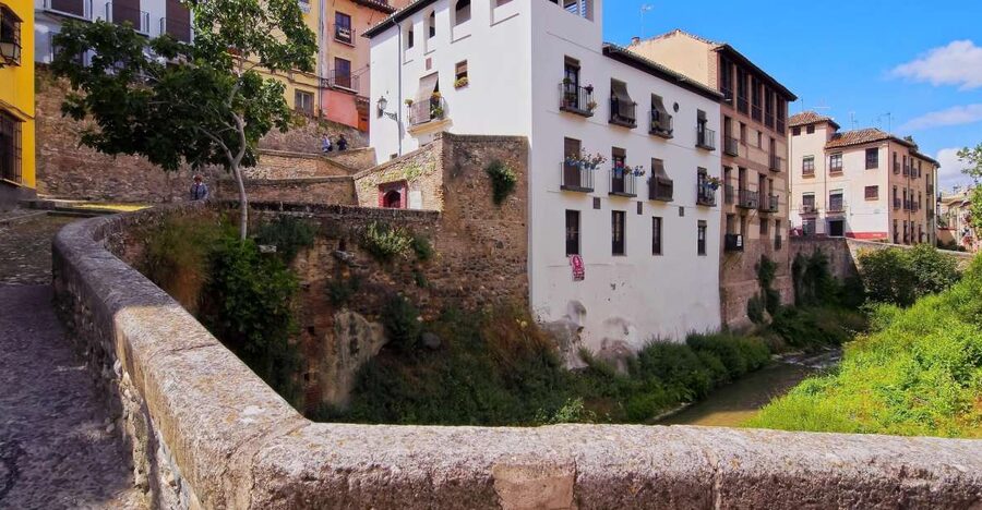 Granada: 2hour Tour of The Albaicín & Sacromonte Premium - Meet at Isabel la Católica Square and get your bearings fast