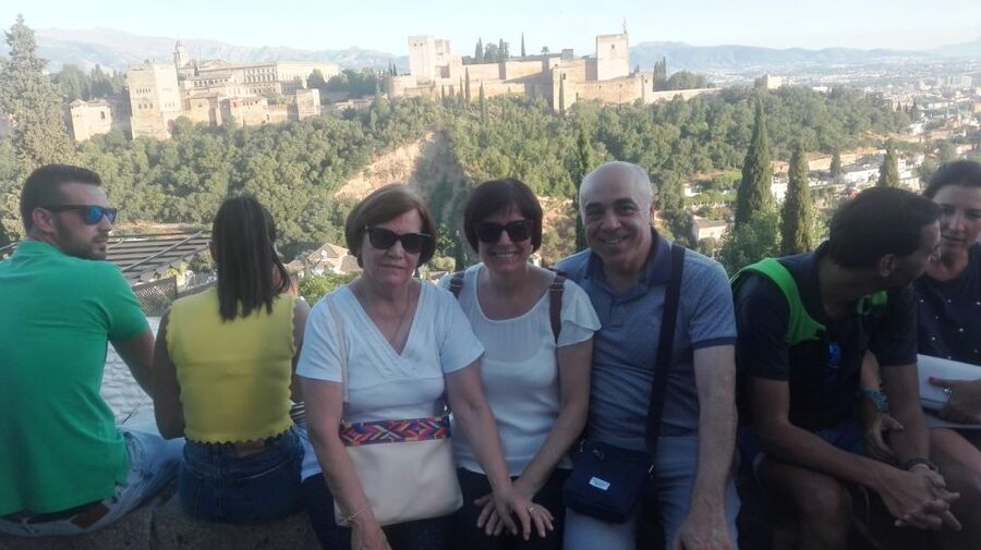 Granada: 2hour Tour of The Albaicín & Sacromonte Premium - The guides make the difference (Andrea and Cintia stand out)