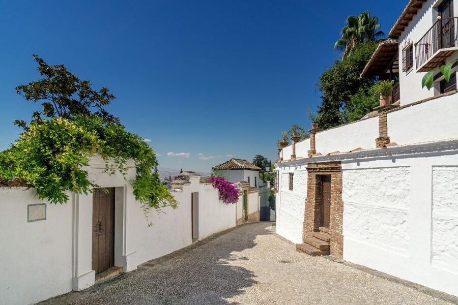 Granada: 2hour Tour of The Albaicín & Sacromonte Premium - What to bring, and what can slow you down